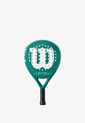 Raquette de padel Wilson Blade verte avec poignée noire et grand logo Wilson blanc sur la face avec plusieurs trous ronds.