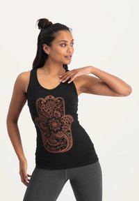 Svart linne med en stor, intrikat koppar hamsa-hand design. Det har en rund halsringning och är gjort av ett mjukt, stretchigt material.