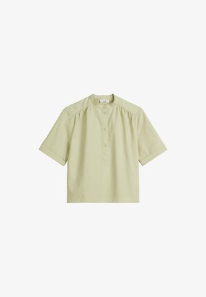 Korte mouwen, lichtgroen shirt gemaakt van katoen, met een hoge kraag, knoopsluiting en geplooide details op de schouders.