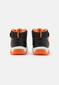 Zapatillas deportivas altas en negro y naranja, confeccionadas con materiales de malla y sintéticos; suela de goma; detalles distintivos en naranja y un logo en el lateral.