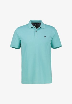 Lys turkis polo skjorte med tre knapper ved udskæringen, korte ærmer og et lille sort logo på brystet. Glat bomuldsstof.