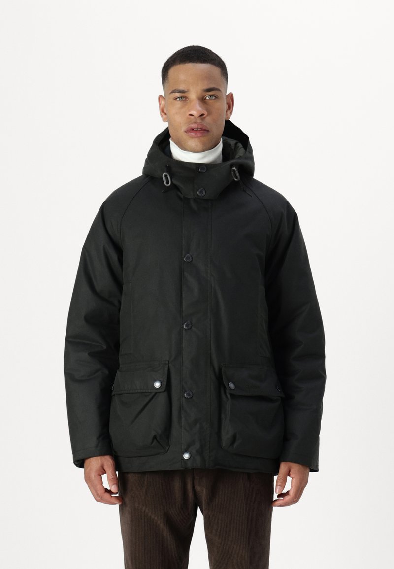 Μαύρο αδιάβροχο μπουφάν με κουκούλα, κουμπιά στο κλείσιμο, δύο μεγάλες μπροστινές τσέπες και χαλαρή εφαρμογή. Απαλή υφή, καθημερινό σχέδιο.