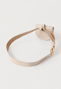 Bežana kožna torbica s remenom, zaobljenim preklopom i utisnutim cvjetnim uzorkom. Ima glatki remen i zlatne detalje za zatvaranje.