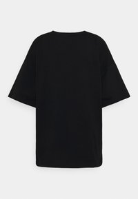 Czarny, oversize'owy t-shirt z krótkimi rękawami, okrągłym dekoltem i gładką fakturą. Na tylnym wzorze brak widocznych wzorów lub akcentów.