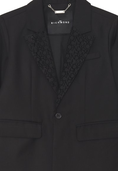 Blazer nero con rever in satin decorato con il testo "Richmond", chiusura con un bottone, tasche a toppa e un'etichetta "John Richmond" all'interno del colletto.