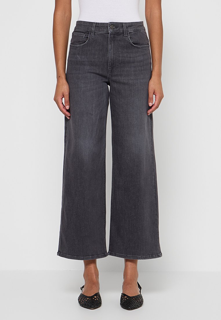 Jeans neri a gamba larga con vita alta, realizzati in denim. Presentano cinque tasche e una chiusura con bottone. Textura liscia e finitura pulita.