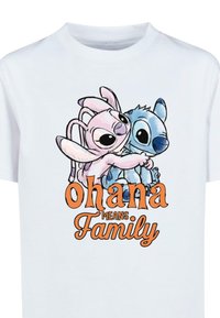 Bílý tričko s potiskem růžové postavy a modré postavy, s textem "Ohana znamená rodina" v oranžové a černé barvě.