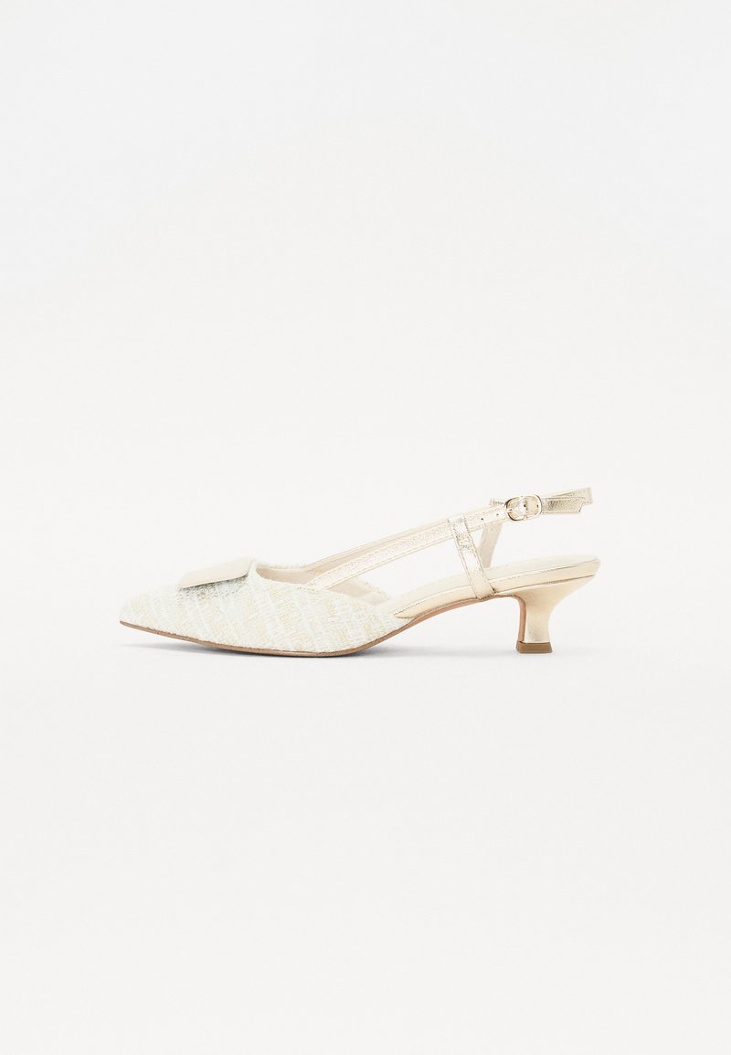 Beige slingback schoen met een bovenwerk van textuurstof, een spitse neus en een kleine gouden hak. Kenmerkt zich door een decoratieve strikaccent op de neus.