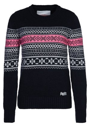 Granatowy sweter dzianinowy z białymi i różowymi pasami w nordycki wzór na klatce piersiowej i rękawach, ściągacze na mankietach i u dołu, logo SuperDry z przodu na dole.