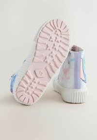 Høje sneakers med et tie-dye mønster i pastelfarver, der har en hvid gummisål med en tekstureret pink bund og blå detaljer.