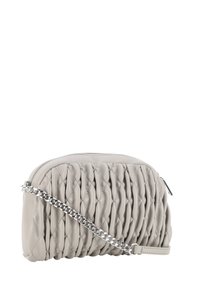 Borsa pochette in pelle grigia con design trapuntato, tracolla in catena argentata e zip sulla parte superiore. Texture liscia con dettagli arricciati.