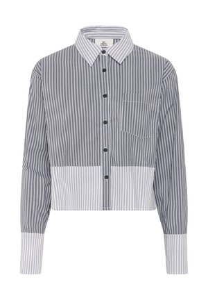 Bauchfreies Shirt mit vertikalen marineblauen und weißen Streifen, Knopfleiste, Kragen und einer einzelnen Brusttasche; lange Ärmel mit kontrastierenden Manschetten.