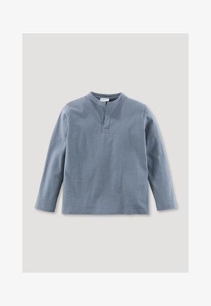 Chemise à manches longues en coton bleu doux, avec un col henley, des coutures minimales, et une coupe décontractée. Texture lisse, design casual.