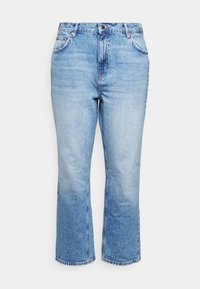 Jeans de mezclilla azul claro con un diseño de pierna recta, cintura alta y dobladillo deshilachado. Presentan bolsillos frontales y costuras visibles.