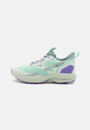 Des chaussures de course légères en vert menthe et gris avec une partie supérieure texturée, des accents violets et une semelle rembourrée pour un meilleur grip et un soutien accru.