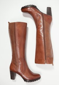Scarpe stivali in pelle marrone fino al ginocchio con punta rettangolare, tacco a blocco, zip laterale e pannelli testurizzati a contrasto. Suola resistente per una buona aderenza.