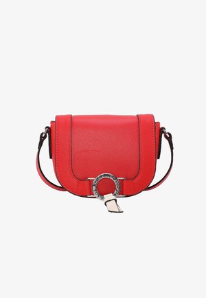 Bolso bandolera de cuero rojo con solapa curva, cierre circular de plata grabado con "Jeans" y correa de hombro ajustable.