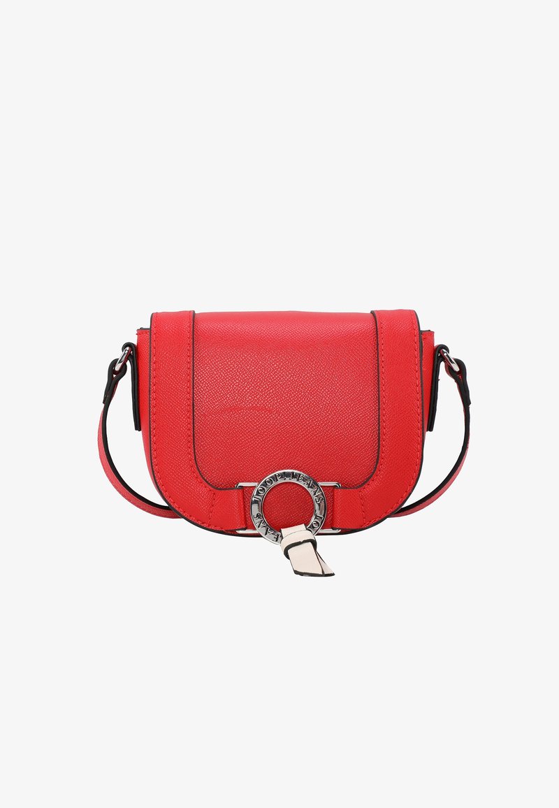 Sac bandoulière en cuir rouge avec rabat incurvé, fermoir circulaire argenté gravé de "Jeans" et bandoulière réglable.