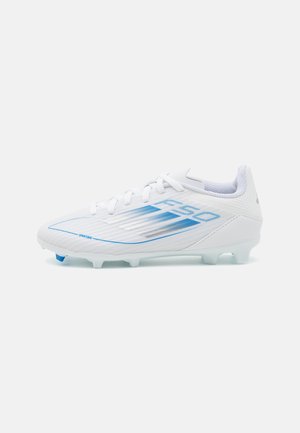 Witte voetbalschoenen met blauwe accenten, voorzien van een gestructureerde synthetische bovenkant, vetersluiting en gevormde rubberen noppen voor grip.