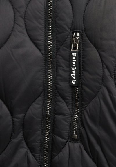 Μαύρο καπιτονέ μπουφάν με φερμουάρ, με λαμπερά ασημί μεταλλικά εξαρτήματα και ετικέτα με την επιγραφή «Palm Angels» σε λευκή γραμματοσειρά. Λεία υφή.