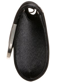 Czarna kopertówka z gładkim materiałowym wykończeniem, cylindrycznym kształtem, srebrnymi elementami i zamknięciem od góry.