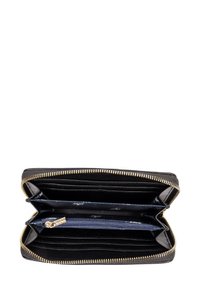 Portafoglio nero con chiusura a zip e hardware dorato, dotato di numerosi scomparti per carte e una tasca centrale con zip rivestita in tessuto blu.