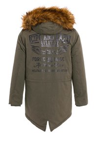 Olivgrüner Parka mit Kunstfellbesatz an der Kapuze, bedruckten militärischen Grafiken auf dem Rücken, Druckknöpfen und einem leicht abgerundeten Saum.