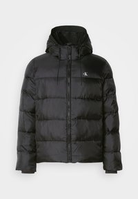 Zwarte pufferjack met een capuchon, voorzien van een ritssluiting aan de voorkant, gestikte panelen, elastische manchetten en een klein logo op de linkerborst.