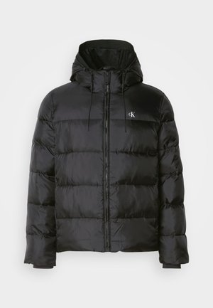 Zwarte pufferjack met een capuchon, voorzien van een ritssluiting aan de voorkant, gestikte panelen, elastische manchetten en een klein logo op de linkerborst.