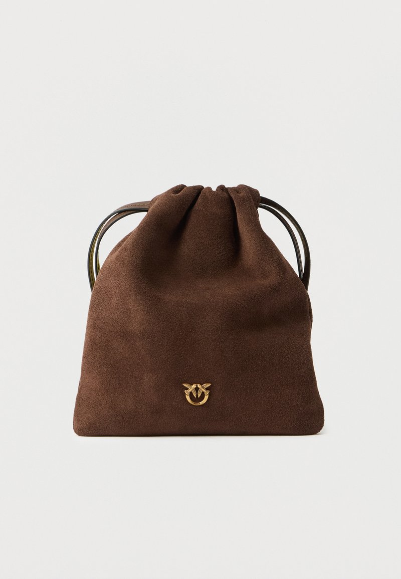 Brązowa torebka z zamszu z marszczonym wierzchem, metalowymi uchwytami i złotym emblematem z przodu. Charakteryzuje się miękką fakturą i prostym designem.