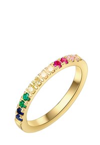 Guldring med flerfarvede ædelsten: grønne, blå, lyserøde, gule og klare sten arrangeret i en kontinuerlig række rundt om ringen.