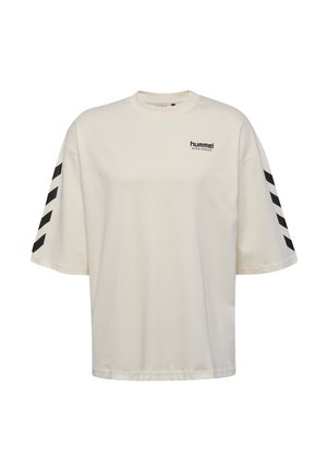 Witte katoenen T-shirt met korte mouwen, voorzien van zwarte diagonale strepen op de mouwen en een klein zwart logo op de borst.