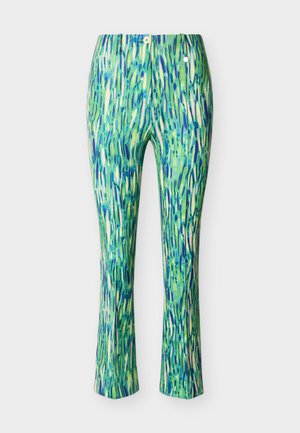 Pantalon slim avec motif abstrait de coups de pinceau verts, bleus et crème, doté de passants pour ceinture et d'une fermeture avant à bouton.