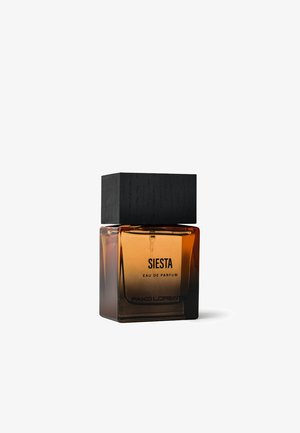 Szklana butelka perfum w odcieniu bursztynowym z czarną drewnianą zakrętką, oznaczona napisem "SIESTA" oraz "EAU DE PARFUM", mająca prostokątny kształt i gradientowy kolor.