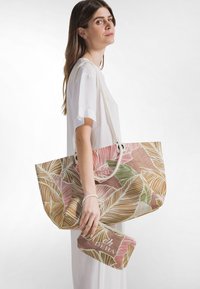 Grote draagtas met een bloemenpatroon in roze, groen en bruin, gemaakt van een getextureerd materiaal. Inclusief een bijpassend etuitje met ritssluiting.