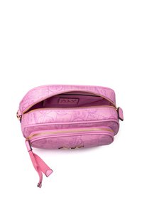 Roze schoudertas met twee ritscompartimenten, textuur met reiste thema's. Voorzien van een roze ritsopening en gouden hardware accenten.