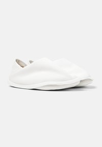 Scarpe bianche slip-on realizzate in materiale liscio, con punta arrotondata e design minimalista, dotate di suola flessibile e senza hardware visibile.