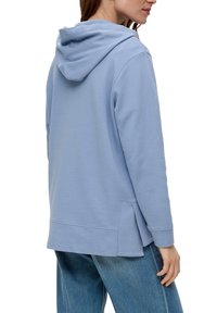 Sudadera azul claro de tejido suave, con bolsillo tipo canguro, corte relajado, capucha con cordón y aberturas en los laterales del dobladillo.