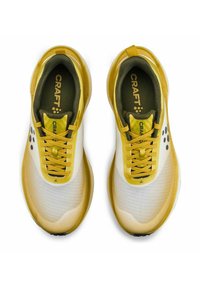 Baskets de sport jaunes et blanches avec une tige en maille texturée, construction légère et col rembourré. Présente des lacets jaunes et un logo.