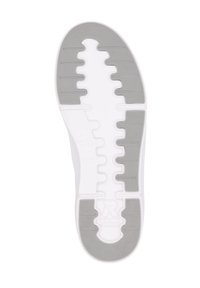 Vit sneakersula med ett texturerat grått gummimönster, som har flera spår för grepp och en distinkt logotyp i mitten.