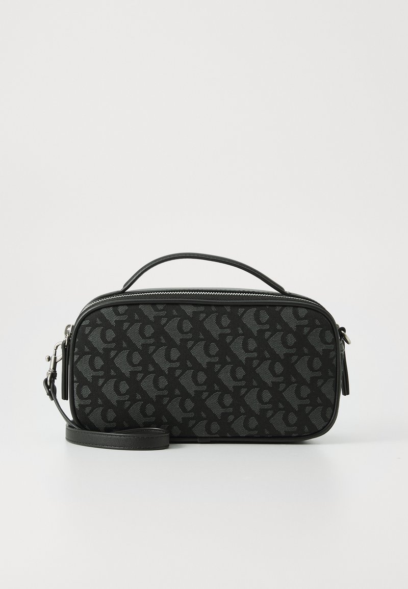 Borsa nera rettangolare con un motivo testurizzato che presenta un design di logo ripetuto, chiusura con zip, manico corto e tracolla rimovibile.