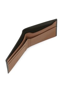 Cartera de cuero marrón con un interior texturizado, que cuenta con múltiples ranuras para tarjetas y un exterior de cuero negro. La vista abierta muestra un diseño espacioso.
