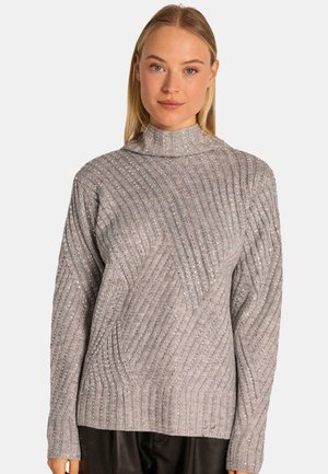 Suéter gris de canalé con cuello alto, que presenta un patrón texturizado y sutiles destellos en toda su superficie. Tejido suave con mangas largas y un corte relajado.