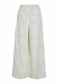 Pantalones de pierna ancha en tela crema, con patrones de rosas bordadas en blanco, cintura elástica y dos bolsillos delanteros.