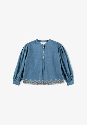 Denimbluse med lange puffærmer, rund halsudskæring, knaplukning foran og farverig broderet regnbuemønster i kanten.