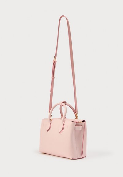 Ροζ δερμάτινη τσάντα χειρός με δομημένο σχήμα, διπλές κοντές λαβές και αποσπώμενο ιμάντα ώμου. Διακοσμητικά στοιχεία σε χρυσό χρώμα και λεπτομέρειες με ραφές.