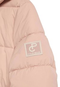 Manica di una giacca puffa rosa con superficie testurizzata e un toppe rettangolare con il logo "Polo Club" in bianco, cucita sulla parte superiore del braccio.
