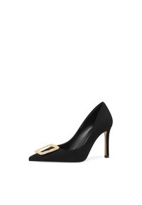 Décolleté nero con tacco alto e punta affusolata, realizzato in tessuto liscio, dotato di una fibbia rettangolare dorata sulla parte anteriore.