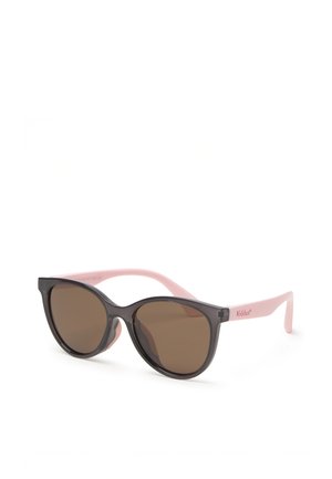 Lunettes de soleil noires style œil de chat avec verres marron et branches roses, avec le nom de la marque « Kiddus » sur la branche.