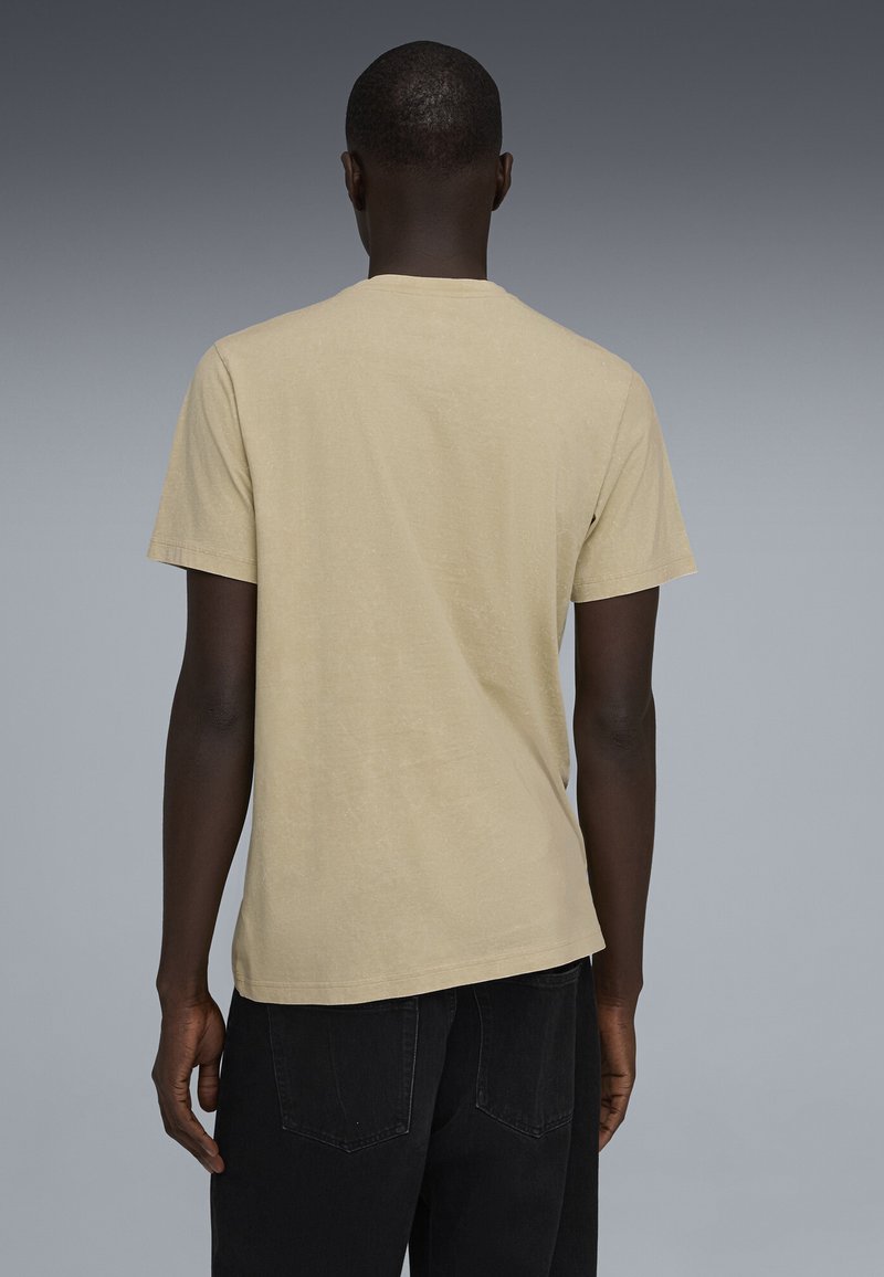 Puma GRAPHIC RETRO WASHED T-SHIRT - Triko s potiskem - pebble gray